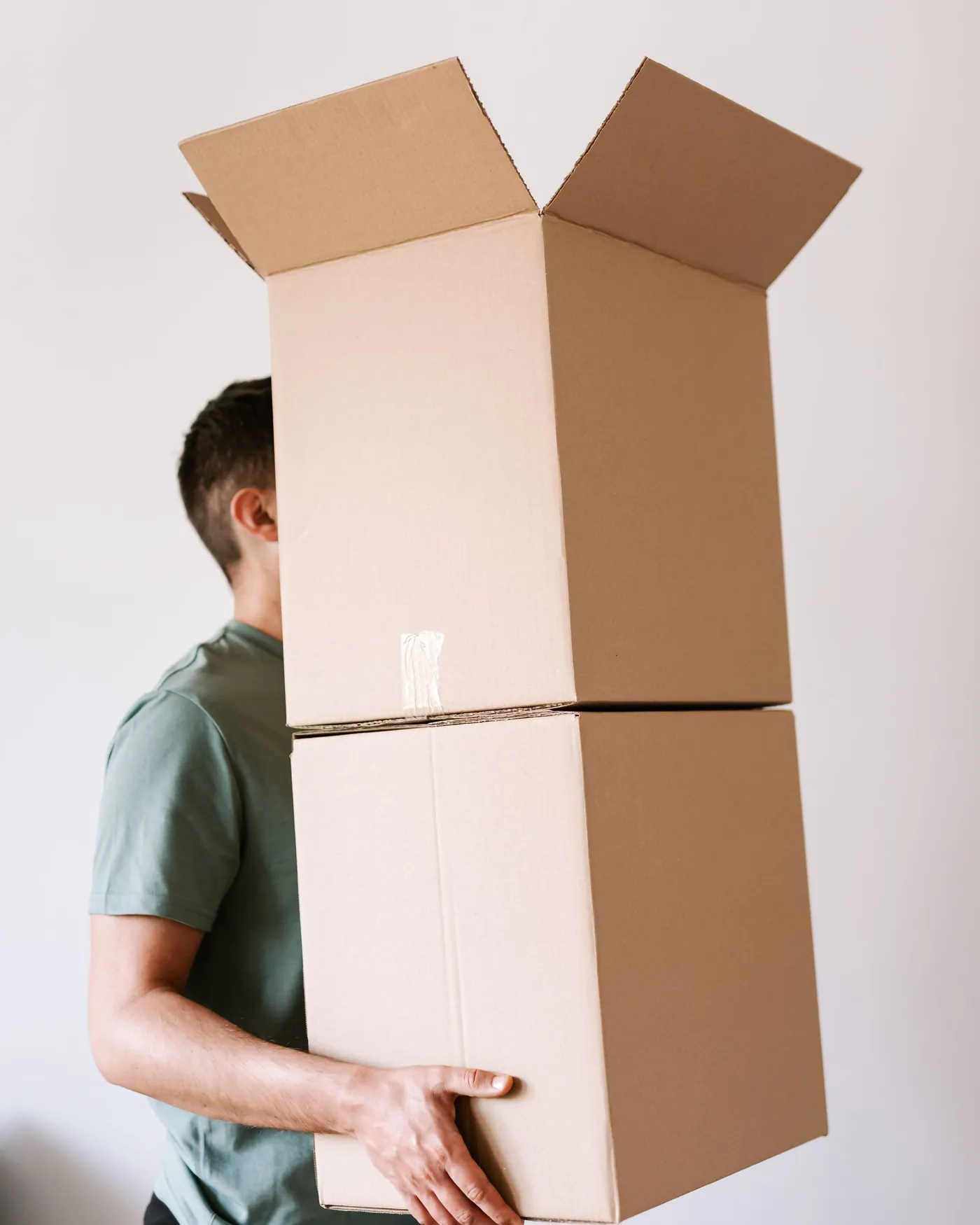 Déménageur transportant des boîtes de carton
