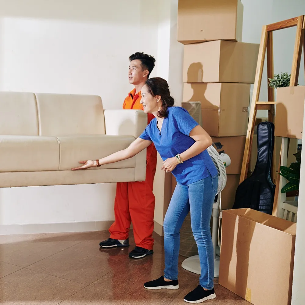 Équipe transportant un meuble dans un nouveau logement